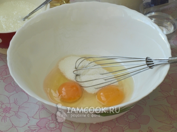 Соединить сахар и яйца