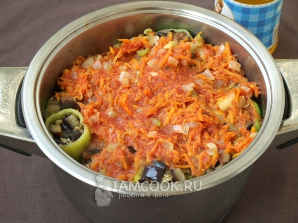 Выложить соус на перцы