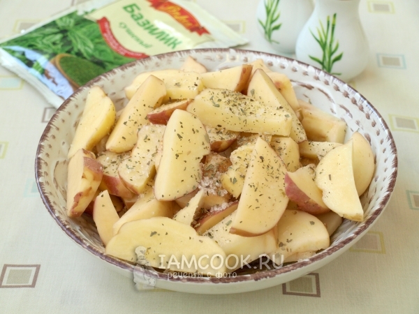Посыпать картофель солью и специями