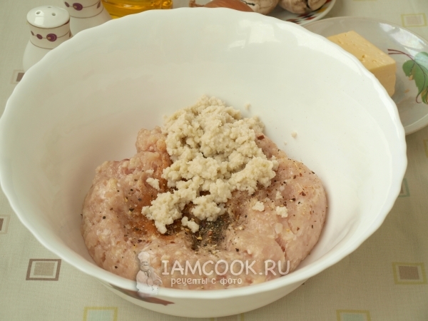 Добавить к фаршу булку и специи