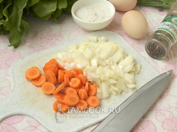 Порезать лук и морковь