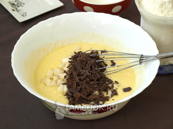 Положить груши и шоколад