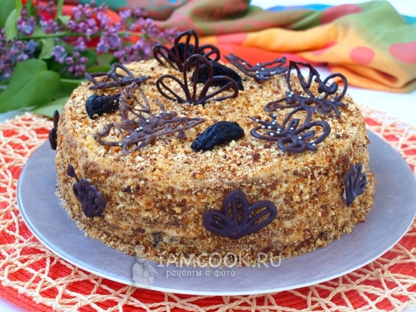 Готовый торт «Медовик» с черносливом