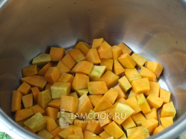 Положить тыкву в кастрюлю с водой