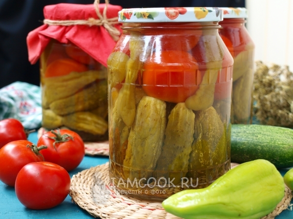 Рецепт маринованного ассорти из огурцов и помидоров на зиму
