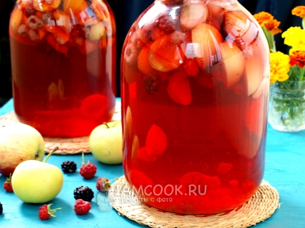Рецепт компота из яблок, абрикосов и ягод на зиму