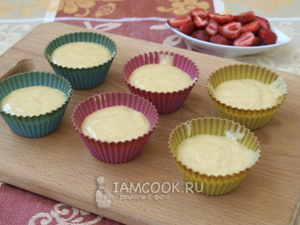 Разлили тесто по формочкам