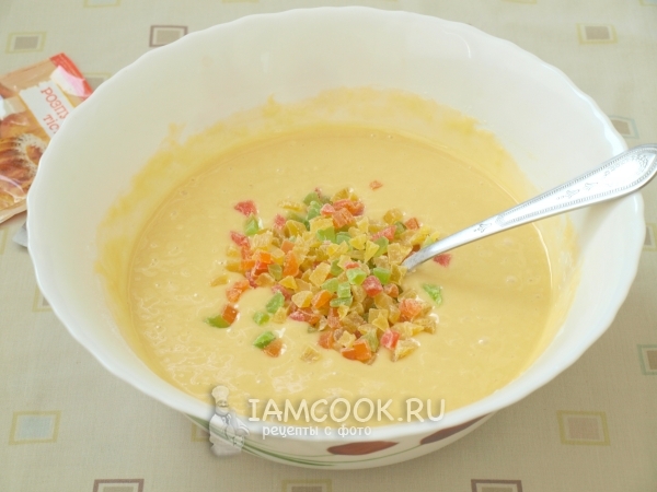 Положить цукаты в тесто