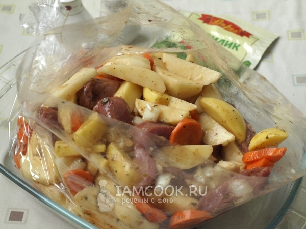 Выложить мясо с овощами в рукав для запекания