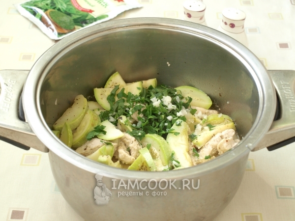 Положить чеснок и зелень