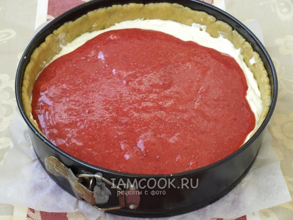 Выложить на тесто творожную массу и клубничный мусс