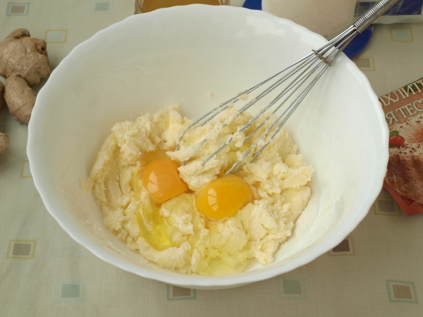 Добавить яйца