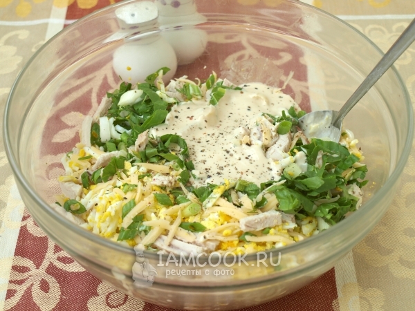 Соединить все ингредиенты салата