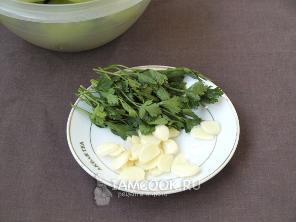 Подготовить петрушку и чеснок