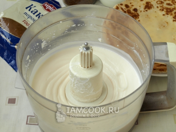 Взбить сметану с сахаром