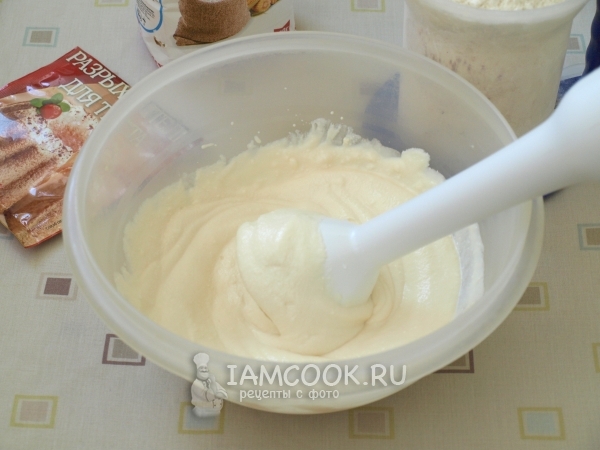 Взбить творог со сметаной