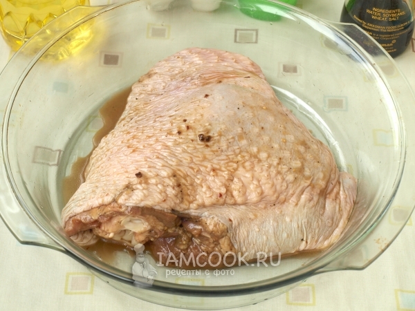 Положить бедро индейки в форму