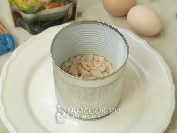 Положить слой мяса