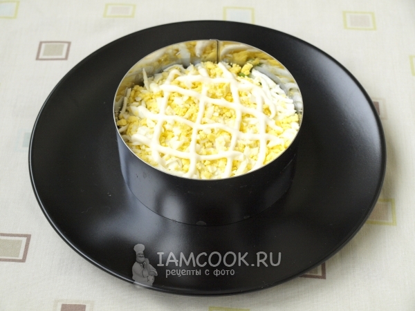 Положить слой яиц с майонезом