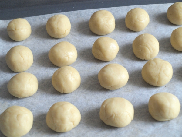 Скатать из теста шарики