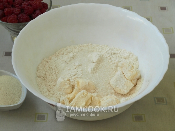 Соединить масло с сахаром и мукой