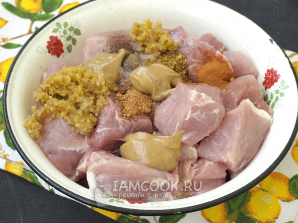 Положить к мясу компоненты маринада