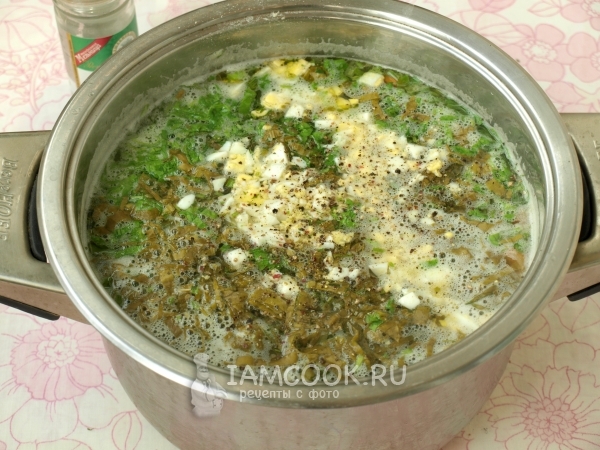 Добавить яйца, соль и перец