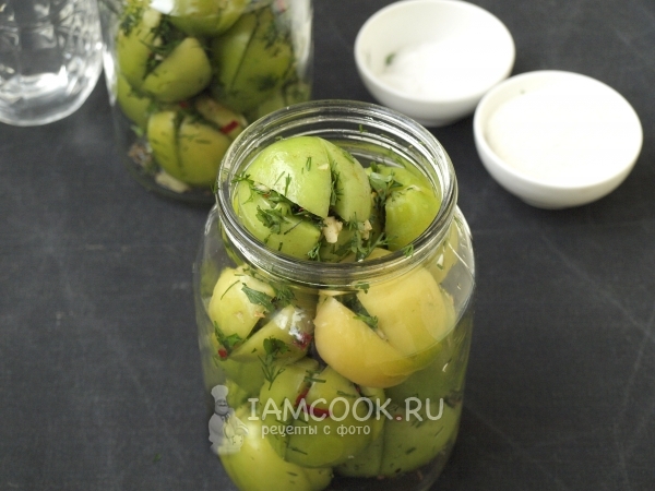 Положить помидоры в банку