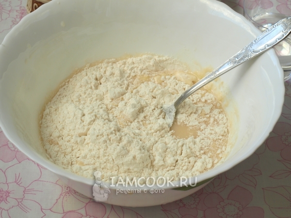 Всыпать муку