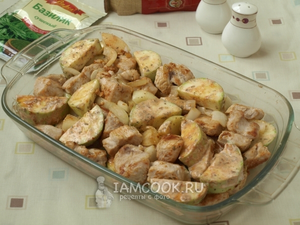 Положить мясо с кабачками и луком в форму