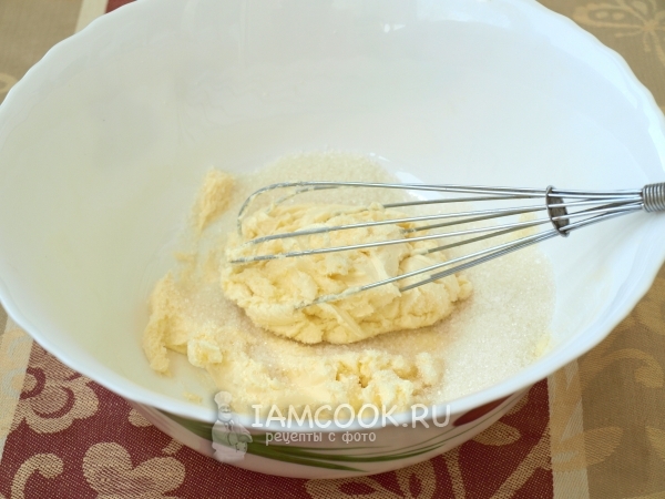 Смешать масло с сахаром