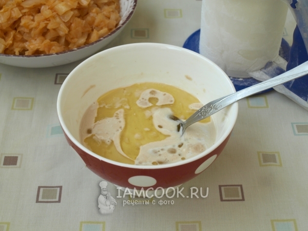 Соединить воду, масло, дрожжи, соль и сахар