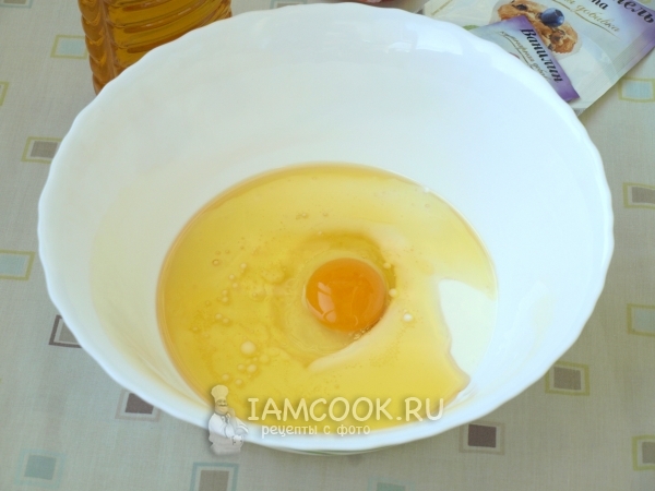 Соединить кефир, масло и яйцо