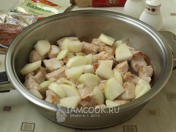 Положить к мясу лук
