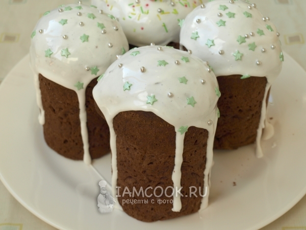 Украсить куличи глазурью и посыпкой