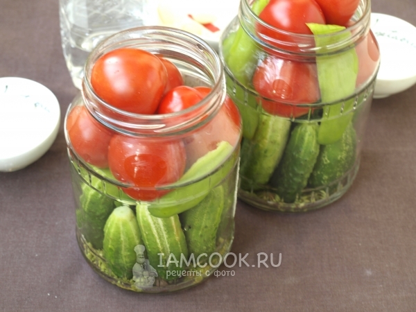 Добавить помидоры и перец