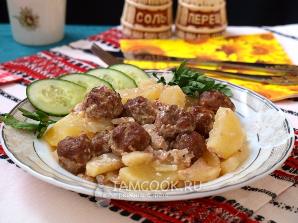 Фрикадельки с картошкой в духовке