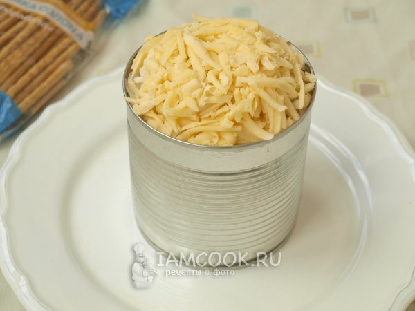 Выложить салат слоями