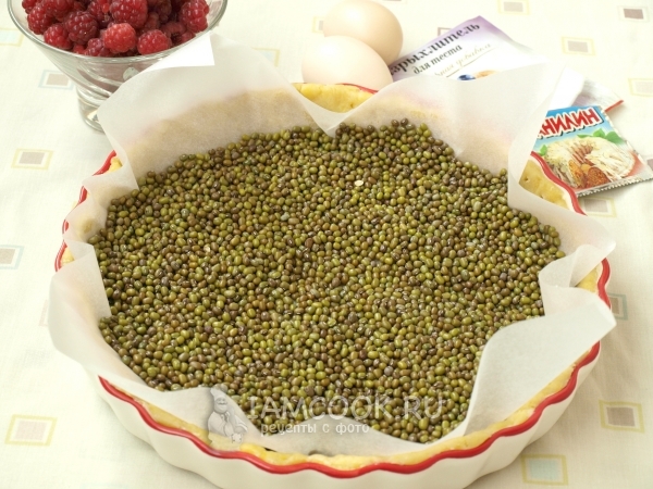 Положить на тесто фасоль