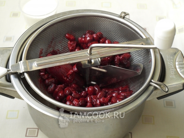 Протереть кизил через сито