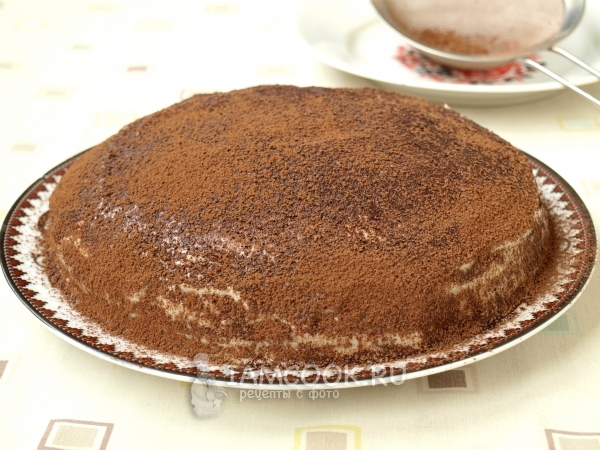 Посыпать торт какао