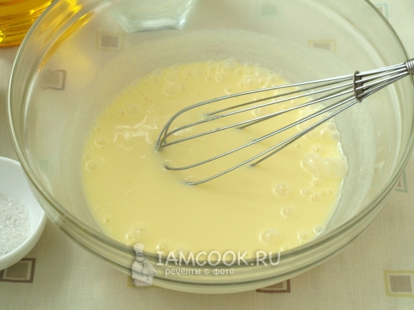 Взбить массу венчиком