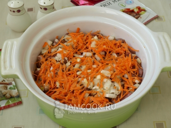 Положить на мясо лук и морковь