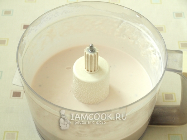 Взбить сливки с сахаром и желатином