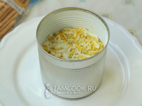 Положить слой яиц