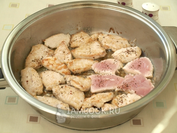 Посыпать мясо специями и солью