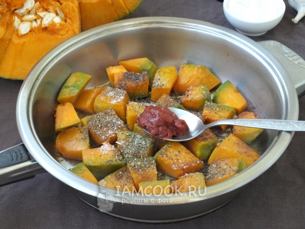 Добавить специи, соль и томатную пасту