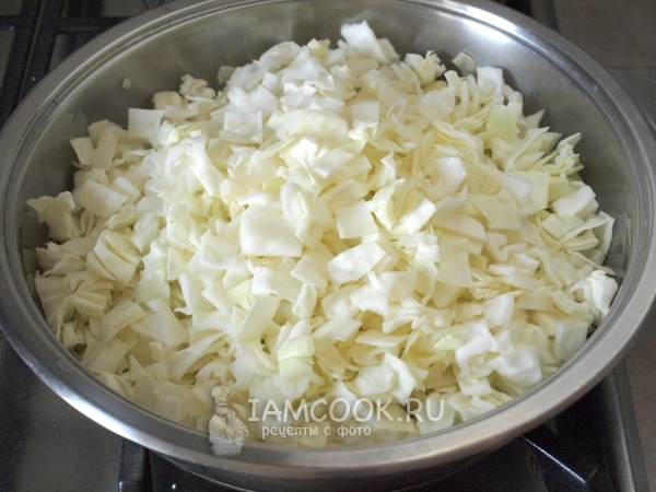 Положить капусту на сковороду