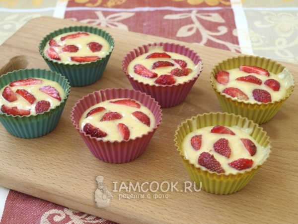 Выложили кусочки клубники