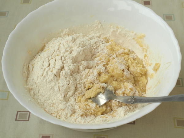 Всыпать муку